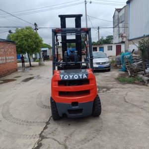 Chariot élévateur diesel Toyota, capacité 30 tonnes, couleur rouge, avec siège et mécanisme de levage de mât, pour usage industriel - Product Image 5