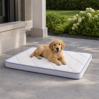 Matelas de repos extérieur pour chiot avec surface matelassée douce pour les pauses jeux en jardin et les siestes sur la véranda
