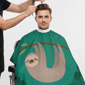 Capes de Barbier Jetables en PVC Imperméable Antistatique pour Coupes de Cheveux, Coiffure, Coloration et Traitements Chimiques – Portables et Durables avec Fermeture à Boutons Pression - Product Image 1