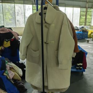 Lote de Roupas de Outono e Inverno Femininas Usadas AW016, Jaquetas de Pluma, Casacos de Lã e Casacos Acolchoados para Clima Frio - Product Image 3