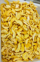 Gezonde fruitsnacks, knapperige gevriesdroogde gele perzikchips, vacuüm verpakt.