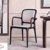 Chaise de salle à manger en bois massif durable avec dossier, revêtement en cuir et accoudoirs, ergonomique, entièrement assemblée, pour hôtel