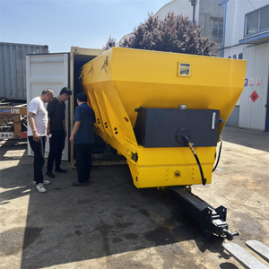 Tractor tracción equipo de construcción de carreteras 8cbm 12cbm cemento Cal polvo esparcidor gránulos ceniza suelo esparcidor para la venta - Product Image 3