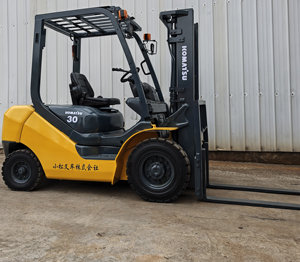Chariot élévateur diesel d'occasion Komatsu 30, 3 tonnes, 4,5 mètres, 3 mâts, machine de levage, marque japonaise Komatsu - Product Image 4