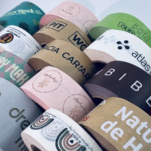 Cinta de embalaje Kraft de marca personalizada autoadhesiva de un solo lado MOQ bajo para sellado de bolsas con logotipo impreso personalizado - Product Image 1