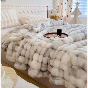 Couverture en flanelle douillette et chaude en fausse fourrure de lapin, anti-acariens, utilisable quatre saisons, style européen et américain, lavage à la main, pour lit - Product Image 1