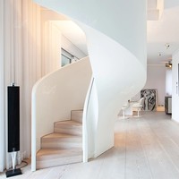 Escalier en colimaçon intérieur de luxe avec garde-corps en verre, design moderne, marches en bois massif, escalier circulaire en chêne américain pour loft