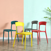 Chaise de salle à manger en polypropylène empilable, robuste, de style italien, design moderne européen, pour la maison, le bar, l'appartement, la salle de sport, l'entrepôt, vente chaude