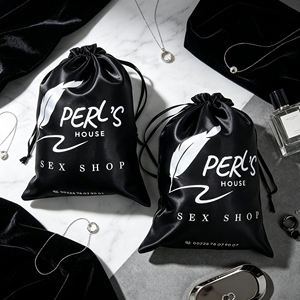 Pochette en satin noir avec cordon de serrage, impression de logo personnalisé, sac cadeau luxueux en satin de soie pour emballage de cosmétiques et de sous-vêtements - Product Image 1