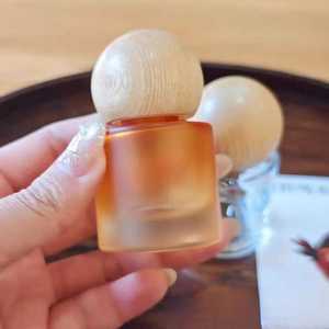 Bouteille en verre vide pour huiles essentielles, 15 ml, 30 ml, avec bouchon rond en bois, nouveau design, logo personnalisé, orange transparente, vente chaude - Product Image 2