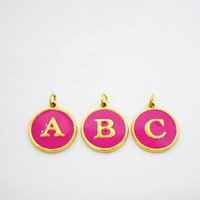 Pendentif de pièce de monnaie initiale plaqué or 18 carats personnalisé avec émaux délicats rouge prune pour collier en acier inoxydable pour femme