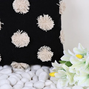 Housse de coussin décorative pour canapé, style bohème, tuftée à la main, texture pom-pom noir et ivoire, avec franges - Product Image 2