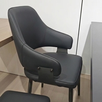Fauteuil ergonomique contemporain |   Chaise de salle à manger en cuir à dossier ajouré, structure métallique robuste, mobilier d'appoint de luxe pour la maison