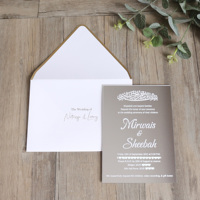 Schlichte Silberne Spiegel-Acryl Hochzeitseinladungskarten mit Heißprägung Weißer Schrift und Umschlag mit Goldrand