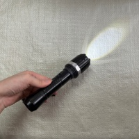 Lampe torche manuelle KT-8810 avec sangle de maintien, longue durée de vie, idéale pour les patrouilles en banlieue, la ferme, la pêche et les jeux de farces