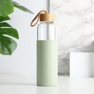 Bottiglia di vetro vuota bottiglia di acqua di vetro Oem nuove vendite calde bottiglia di acqua potabile di vetro con manicotto in Silicone 550Ml