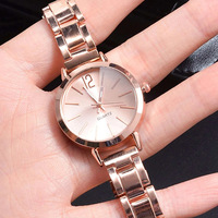 Set 2 Buah Jam Tangan Wanita Mewah Jam Tangan Kuarsa Gelang Emas Modis Tali Berongga Dial Sederhana Jam Tangan Wanita Pelajar Reloj Mujer