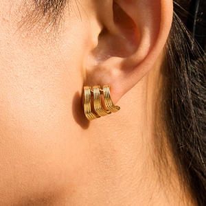 Trendy Ladies Classic 18K Gold Threaded Three Layers Studs Pendientes de acero inoxidable al por mayor - Product Image 2