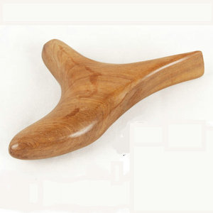 Masseur de pieds en bois de santal doré en forme de triangle pour acupression et raclage des méridiens - Product Image 1
