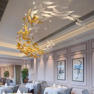 Lustres en verre LED à feuilles d'érable suspendus au plafond, grand modèle, luxe moderne contemporain pour hôtel - Product Image 1