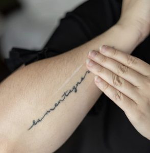 Baume après-tatouage <span class=keywords><strong>Tattoo</strong></span> <span class=keywords><strong>Goo</strong></span> 0,32 oz (format voyage) à l'huile d'olive naturelle et à la cire d'abeille, favorise des couleurs vives, hydrate la nouvelle encre corporelle - Product Image 5
