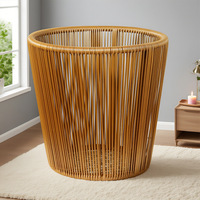 Panier de rangement rond en rotin tressé robuste avec support en tube de fer, idéal pour organiser les serviettes dans les hôtels, les B&B, les spas, la blanchisserie et à la maison