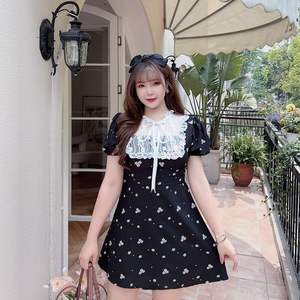 รันฉี N8378 ชุดเดรสสีดำลายดอกไม้แต่งลูกไม้ ปกปีเตอร์แพน แขนสั้น กระโปรงยาวระดับกลาง ระบายอากาศได้ดี สวมใส่สบายในชีวิตประจำวัน - Product Image 1