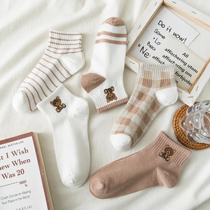 Lot de 5 paires de chaussettes mi-mollet en coton tricoté, personnalisées, fantaisie, amusantes, à motifs de dessins animés, mignonnes, respirantes et à séchage rapide, pour femmes, usage quotidien - Product Image 1