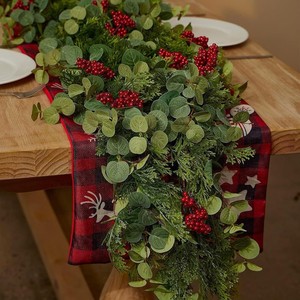 Guirlande de Noël à suspendre à la porte avec baies rouges, feuilles de pin, cyprès et eucalyptus, guirlande artificielle au toucher doux, ornement - Product Image 5