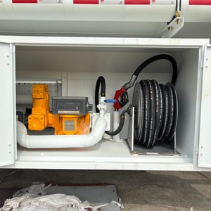 Camion-citerne à carburant Dongfeng 8x4 de 25 m3, robuste, pour le transport de liquides dangereux et de marchandises à risque - Product Image 6
