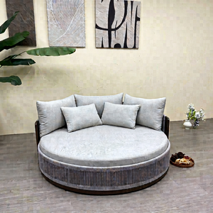 Lit de repos rond en rotin pour l'extérieur avec coussins gris clair, dossier solide, design contemporain, écologique, durable, résistant aux UV, antirouille - Product Image 1