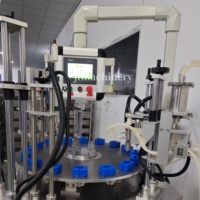 Machine automatique de remplissage, sertissage et collogation pour parfums liquides en petits flacons