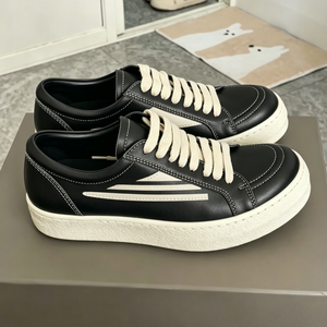 Baskets basses en cuir noir avec surpiqûres blanches contrastées et logo latéral, semelle épaisse, chaussures décontractées de style urbain pour hommes - Product Image 1