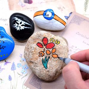 Juego de 12 Rotuladores de Pintura Acrílica de Calidad Artística, Punta Extra Fina de 0.7 mm, para Pintar sobre Roca - Product Image 3