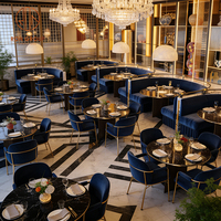 Canapé de luxe moderne en velours bleu foncé avec structure en métal doré, ensemble de chaises et table en marbre pour café, restaurant et hôtel haut de gamme