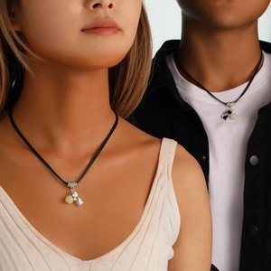 Colliers tendance <span class=keywords><strong>pour</strong></span> <span class=keywords><strong>couple</strong></span> chat noir et blanc <span class=keywords><strong>pour</strong></span> femmes et hommes, ensemble <span class=keywords><strong>de</strong></span> colliers avec pendentif perle lumineuse et cordon en cuir, cadeaux bijoux - Product Image 2