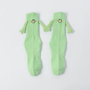 Chaussettes magnétiques pour chaussettes à tube moyen mignonnes et amusantes Chaussettes colorées main dans la main - Product Image 5