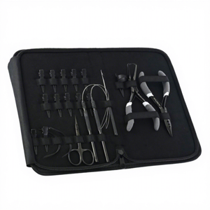 Kit d'outils professionnels en acier pour extensions capillaires avec jeu de 4 pinces, 12 clips, 2 ciseaux à boucles et outil de pose de perles pour doigts - Product Image 1