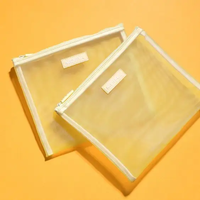 Pochette de maquillage personnalisée avec logo en silicone jaune et bleu, en nylon maillé, avec fermeture éclair