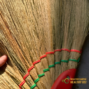 Escoba de Paja Natural 100% Hecha a Mano, Duradera y Ecológica, Escoba Asiática de Madera para Limpieza del Hogar, Mejor Precio al por Mayor - Product Image 1