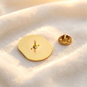 Broche de luxe personnalisée en métal émaillé avec épingle de sûreté et perles pour fixation d'écharpe, hijab, tudung - Product Image 1