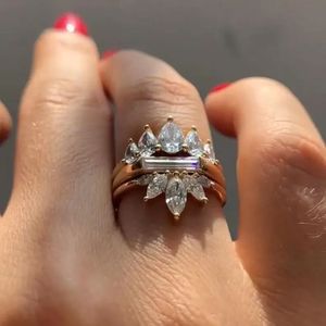 Anillo de compromiso de lujo con diamante cultivado en laboratorio de 2.5 quilates, diseño de corona, con diamantes en forma de pera y baguette, en oro amarillo, joyería fina. - Product Image 3