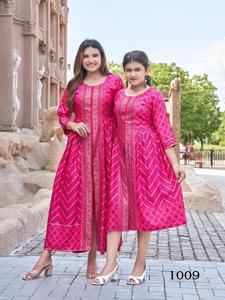 Nouveau Design à la mode lourd 14kg rayonne mère fille Kurtis pour les occasions spéciales comme les réunions de famille et les mariages - Product Image 2
