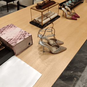 Chaussures à talons hauts Jimmy de haute qualité pour femmes, avec dessus entièrement orné de diamants, chaîne incrustée de diamants, coutures de précision, tendance et élégantes - Product Image 2