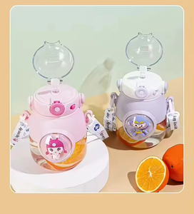 Bouteille d'eau portable pour enfants, grande capacité 900 ml, écologique, mignonne, avec sangle, logo personnalisé, vente en gros - Product Image 3