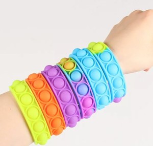 Jy Trẻ Em Chàng Trai Cô Gái Ủng Hộ OEM ODM BPA Miễn Phí An Toàn Lật Chống-Động Dâm gặm nhấm Giải Nén Thư Giãn Cổ Tay Popit <span class=keywords><strong>Fidget</strong></span> Ban Nhạc Đồ Chơi Pop Vòng Đeo Tay - Product Image 1