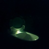 Housse de siège de toilette de forme ovale en matériau d'urée à lumière LED utile et moderne avec batterie chargée uniquement rougeoyante la nuit