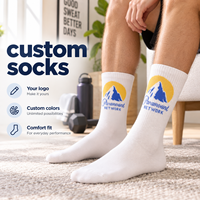 Chaussettes de sport blanches personnalisées avec logo montagne tricoté, motif durable, couleurs entièrement personnalisables et confort tout au long de la journée