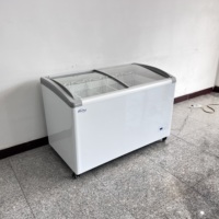 Portes en verre incurvées commerciales Congélateur de coffre d'affichage de crème glacée de refroidissement direct pour le magasin commode avec les roues universelles