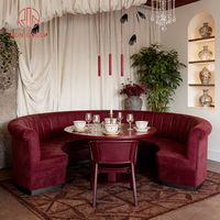 Modernes Luxus-Sitzgruppen-Set aus burgunderrotem Samt und Metallstühlen mit rotem Holztisch – Langlebiges, umweltfreundliches Restaurant-/Café-Set mit hochdichtem Schaumstoff